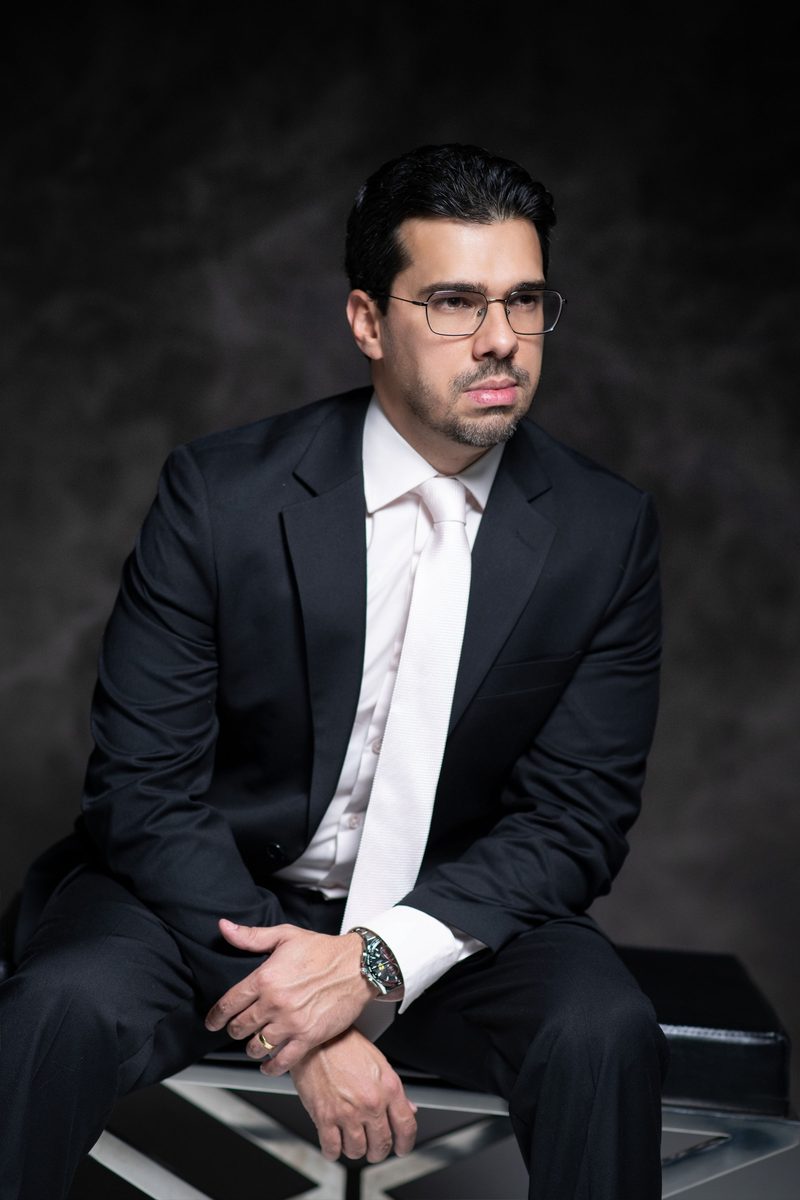 Sócio fundador em retrato institucional formal