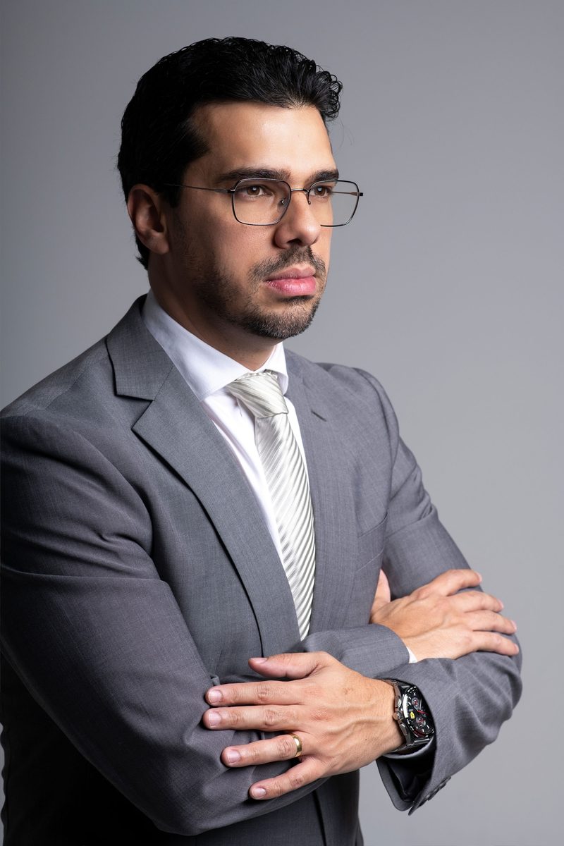 Sócio fundador em retrato institucional