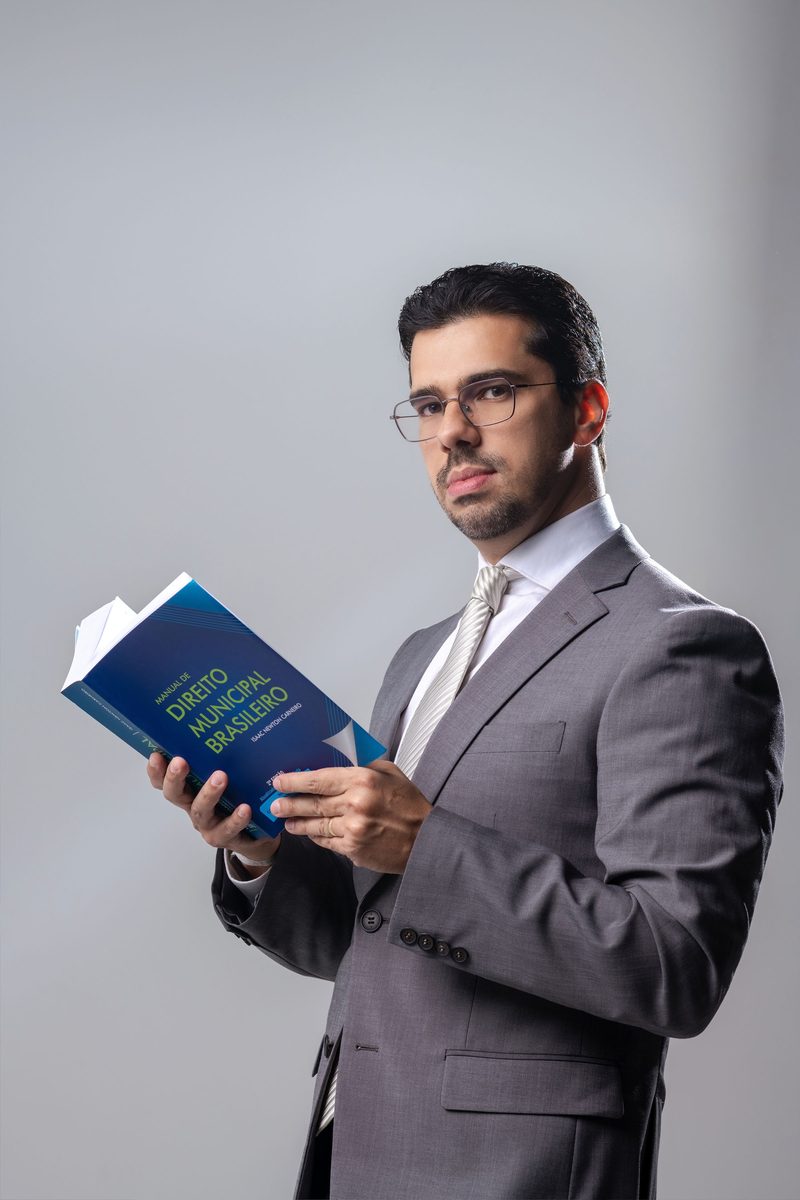 Sócio fundador em retrato institucional com smartphone